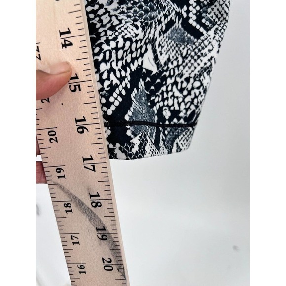 Nike Pro Core Leggings Snake Python Print Capri Cropped Mid Rise Women's Medium - Picture 5 of 6